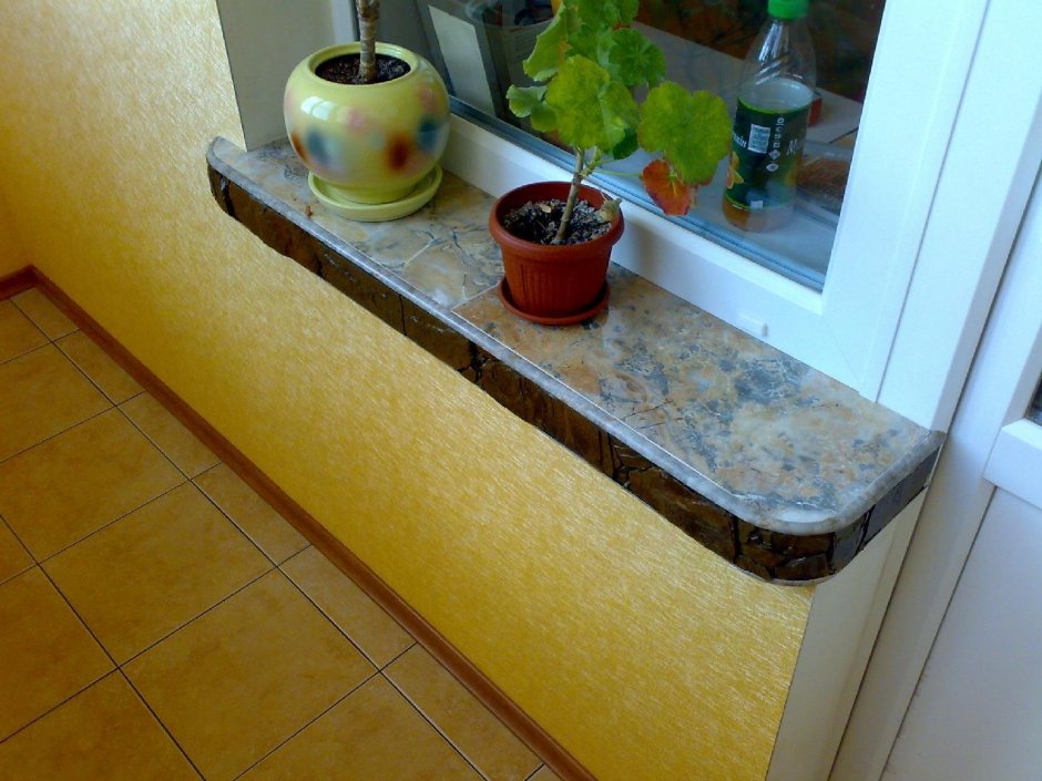 Подоконник на балконе из плитки