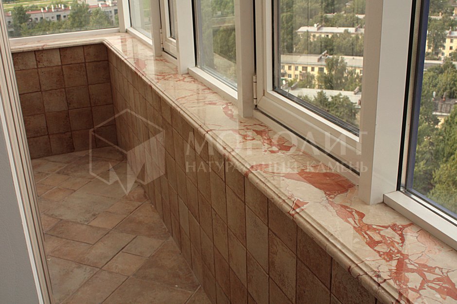Подоконник на балконе из плитки