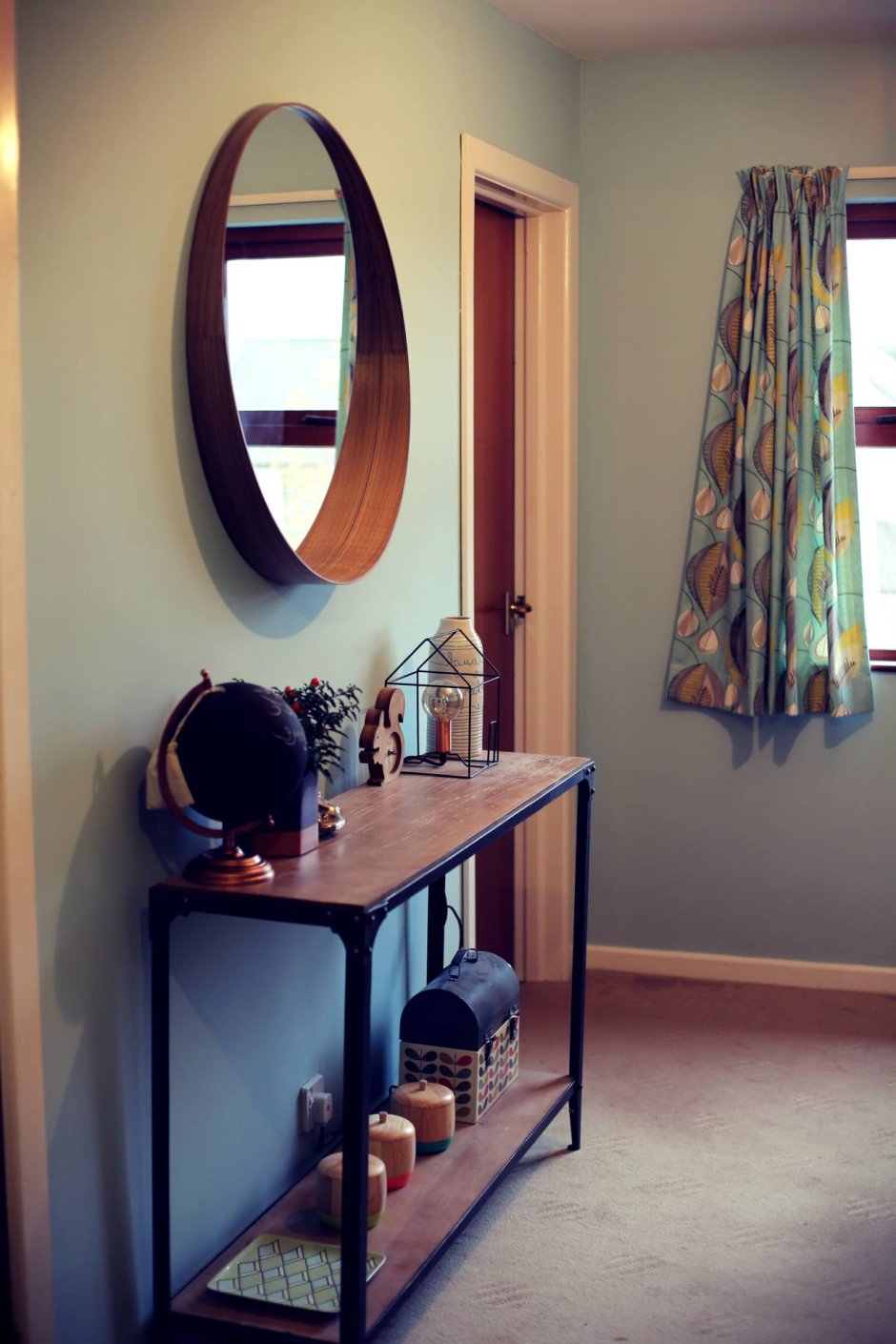 Круглое зеркало в прихожей