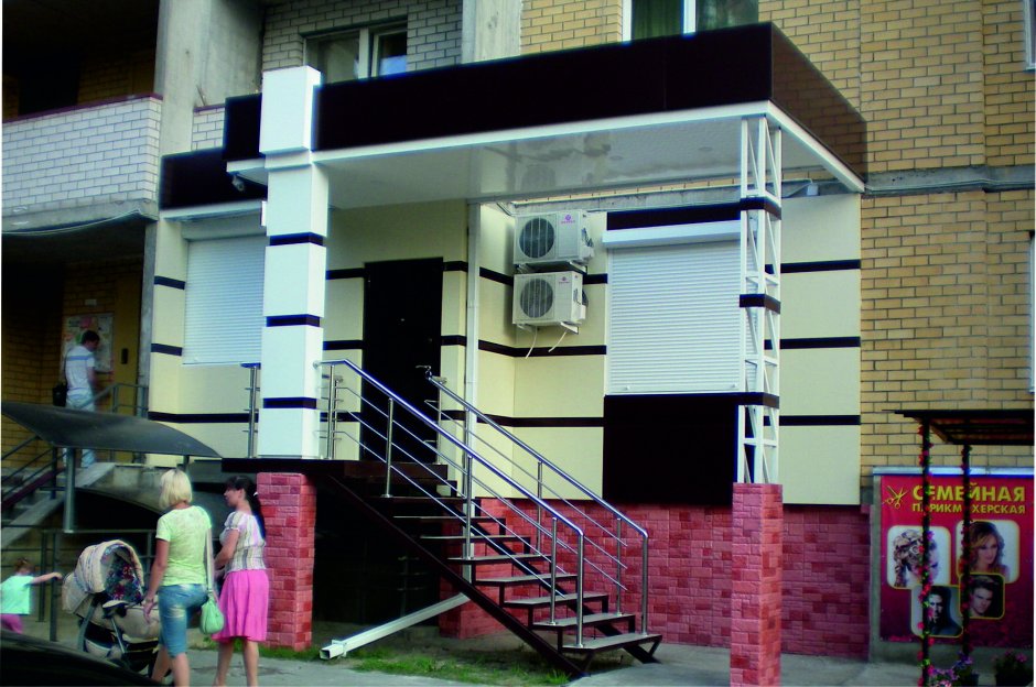 Черный фасад магазина