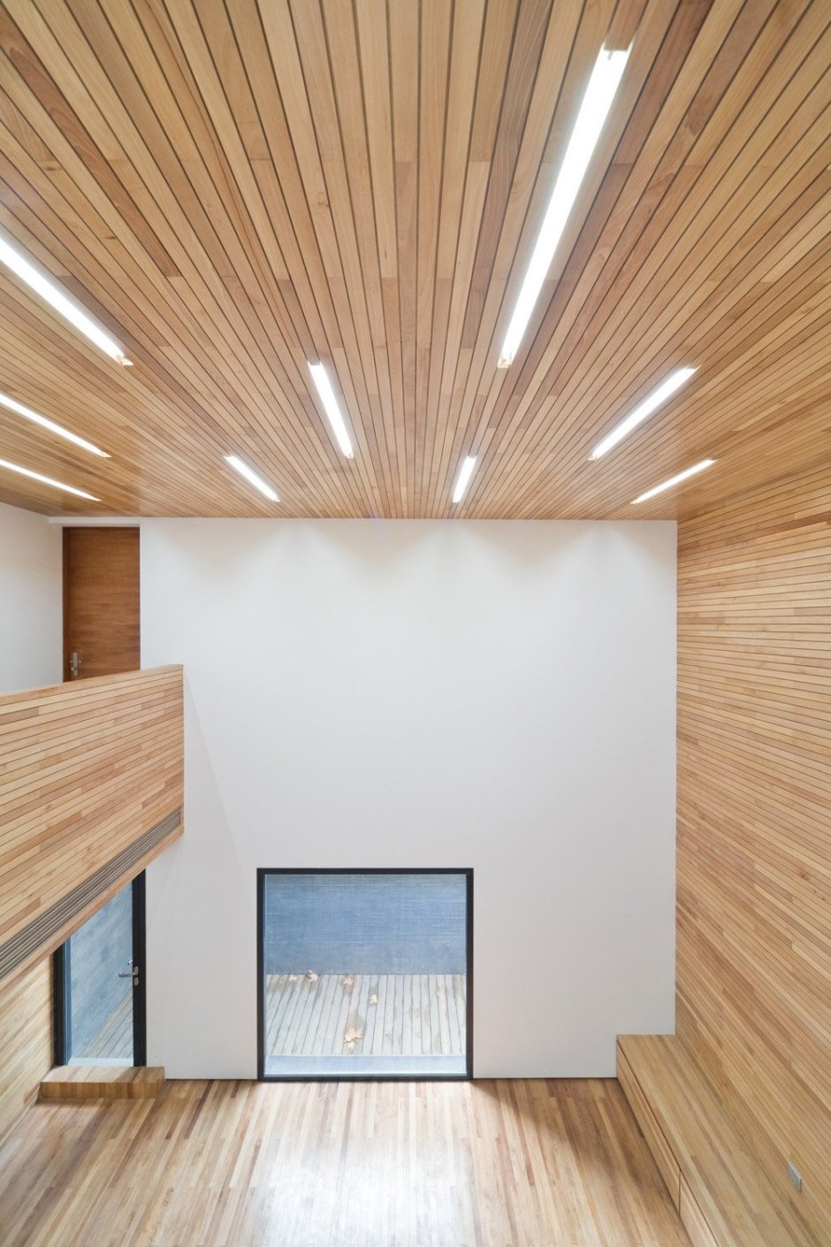 Деревянный потолок с подсветкой