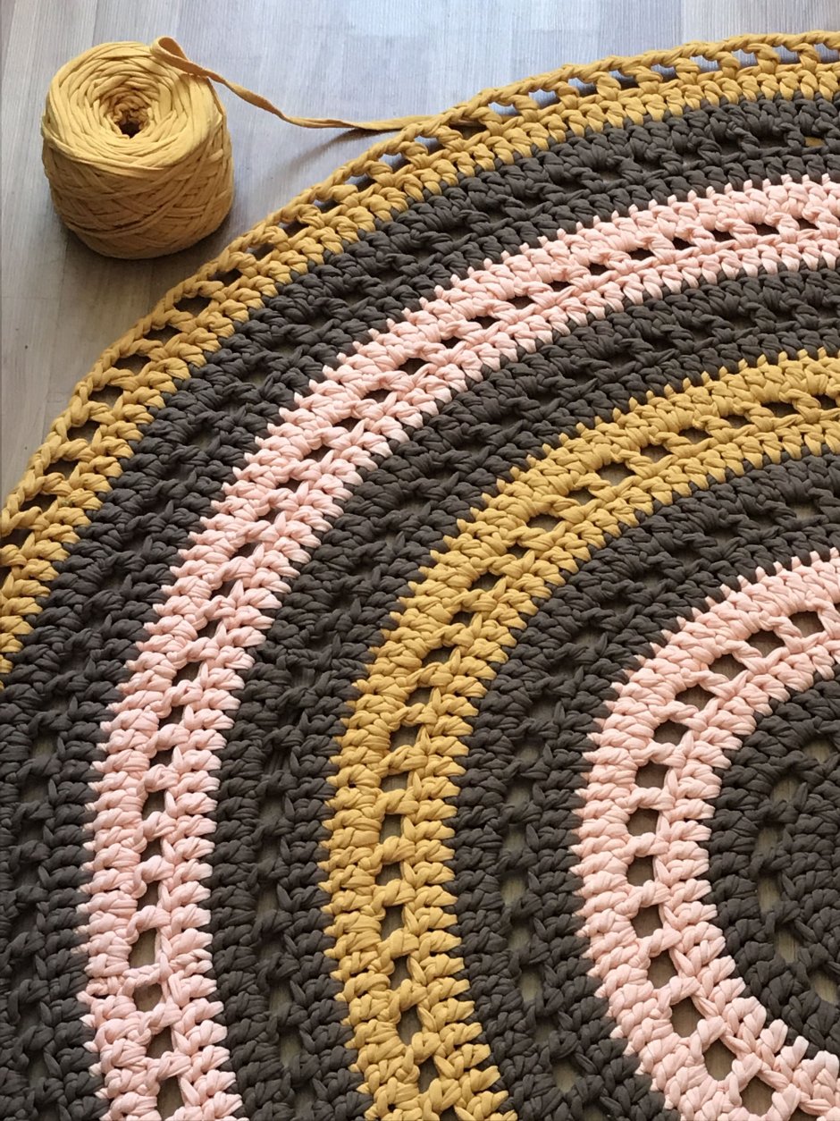 Круглый коврик из трикотажной пряжи