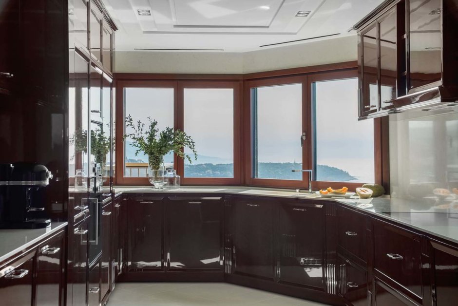 Угловое окно в доме