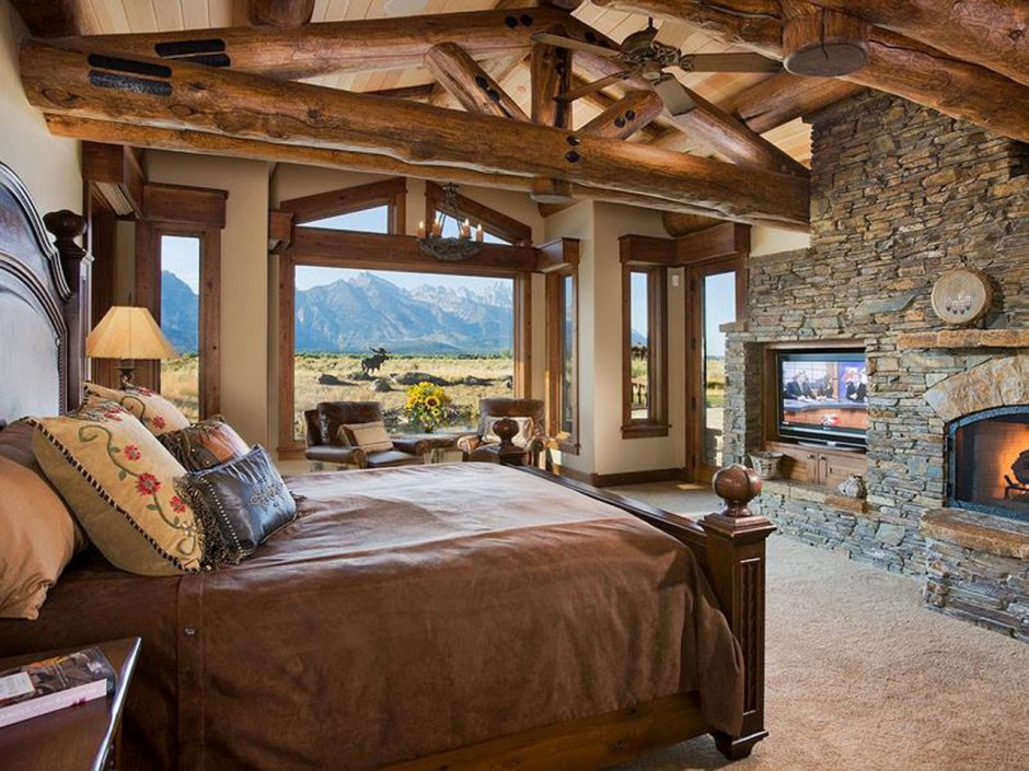 Спальня с камином в деревянном доме