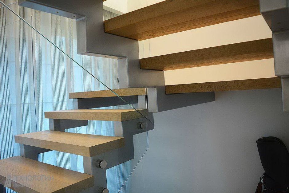 Лестница косоур сбоку монолит