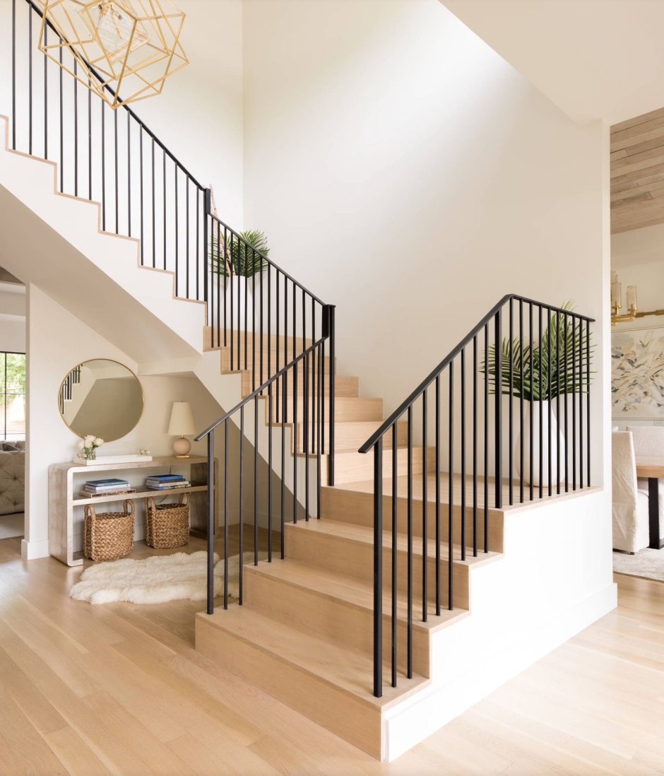 Белая лестница в современном стиле