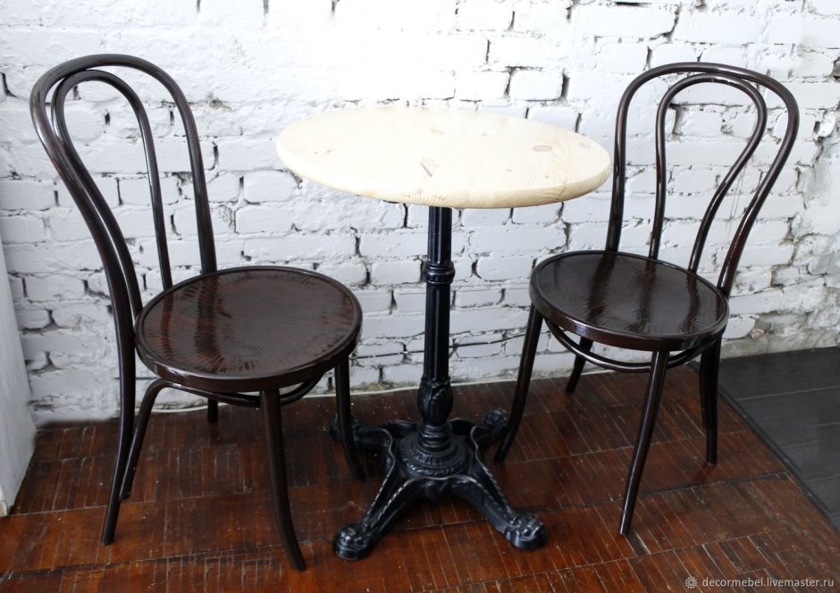 Гостиная со столом и стульями