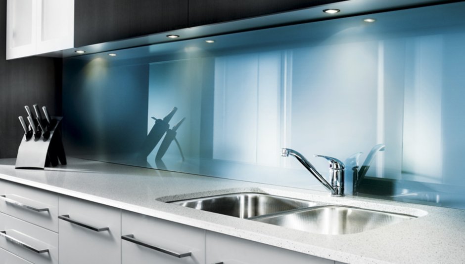 Стеклянный фартук для кухни с подсветкой