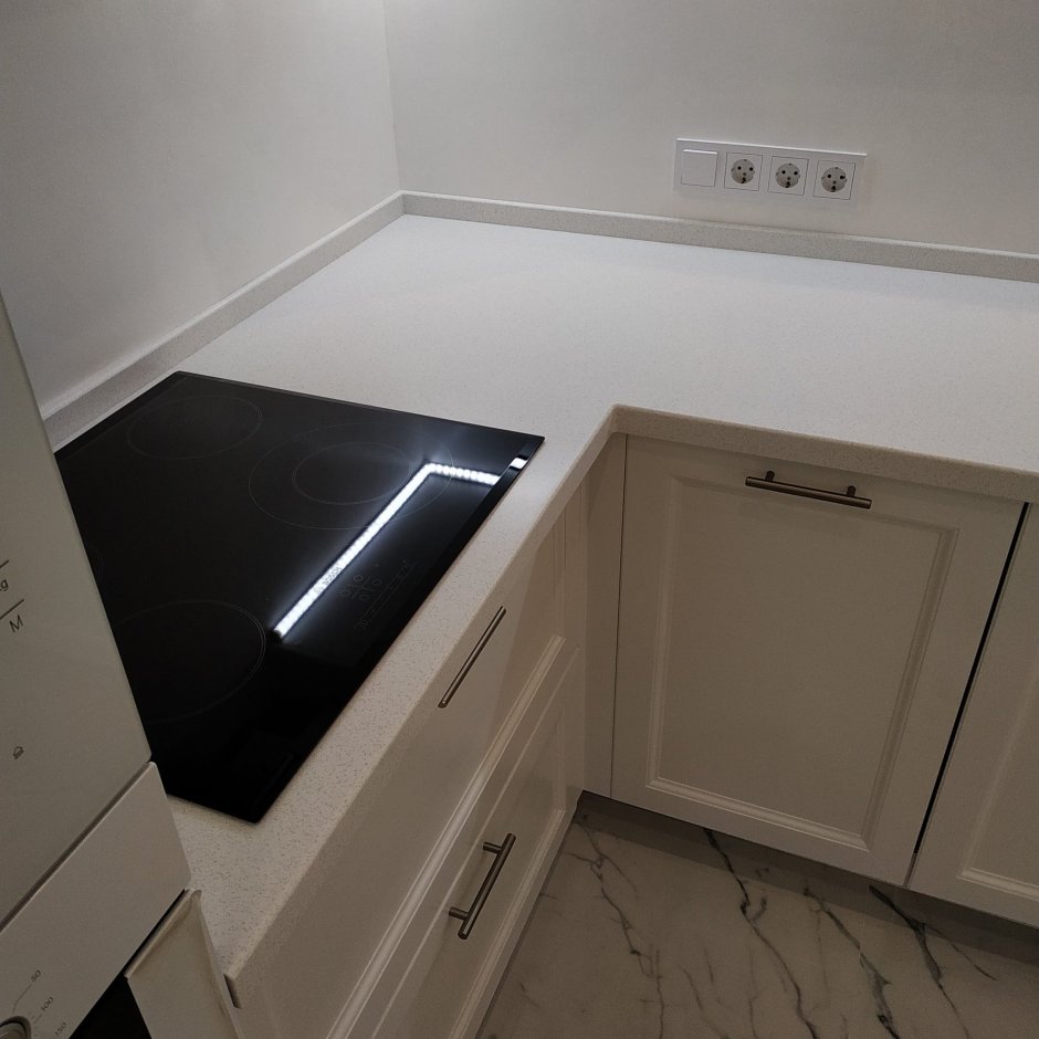 Плита у окна на кухне