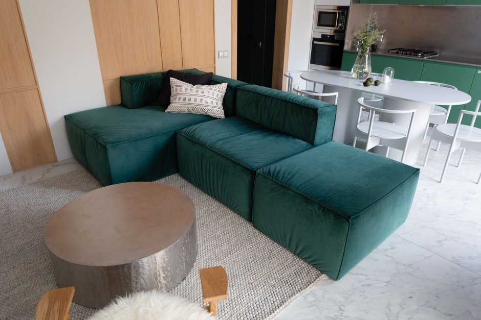 Кухня гостиная с большим диваном