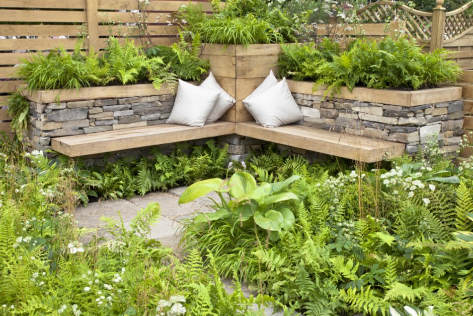 Лавочка из камня в саду