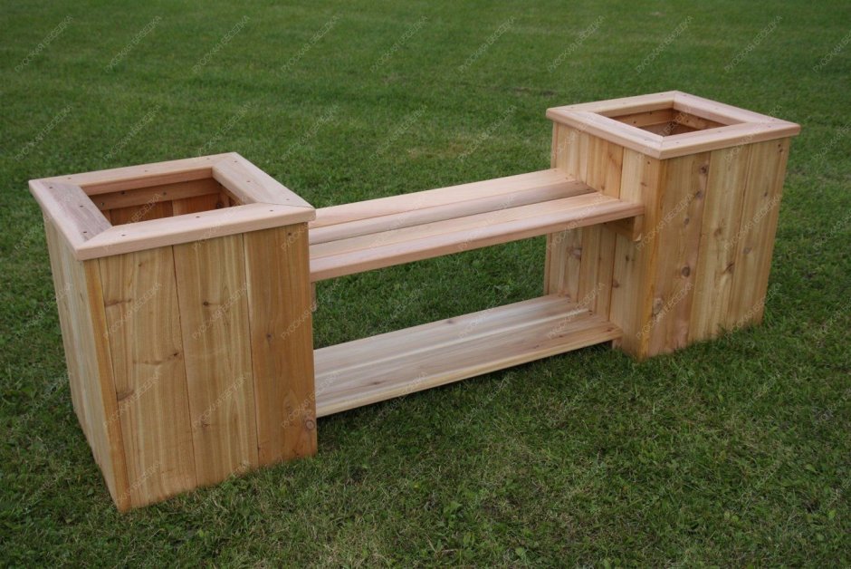 Деревянная лавочка с вазонами