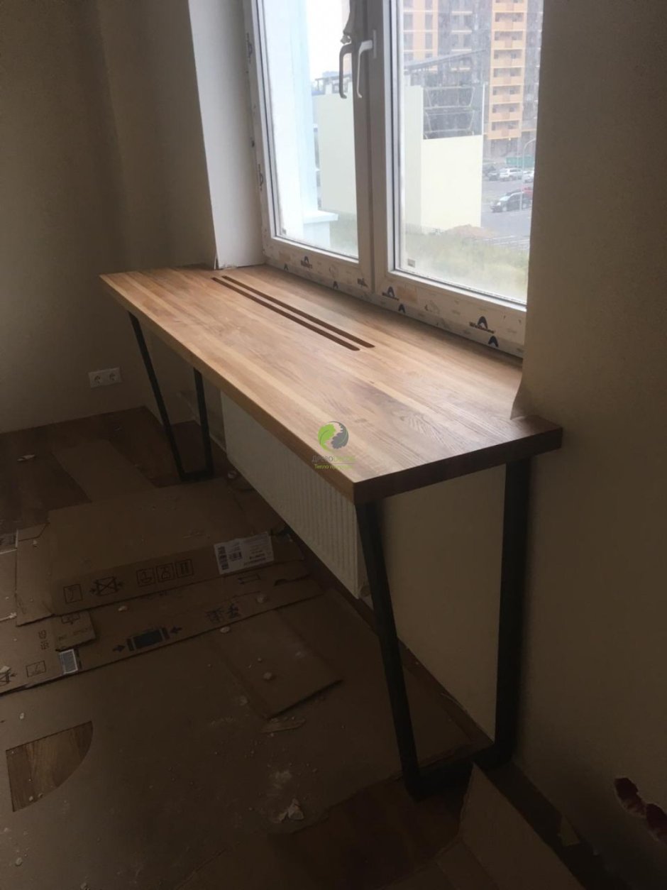 Стол встроенный в подоконник