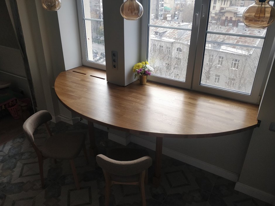 Стол-подоконник на кухне