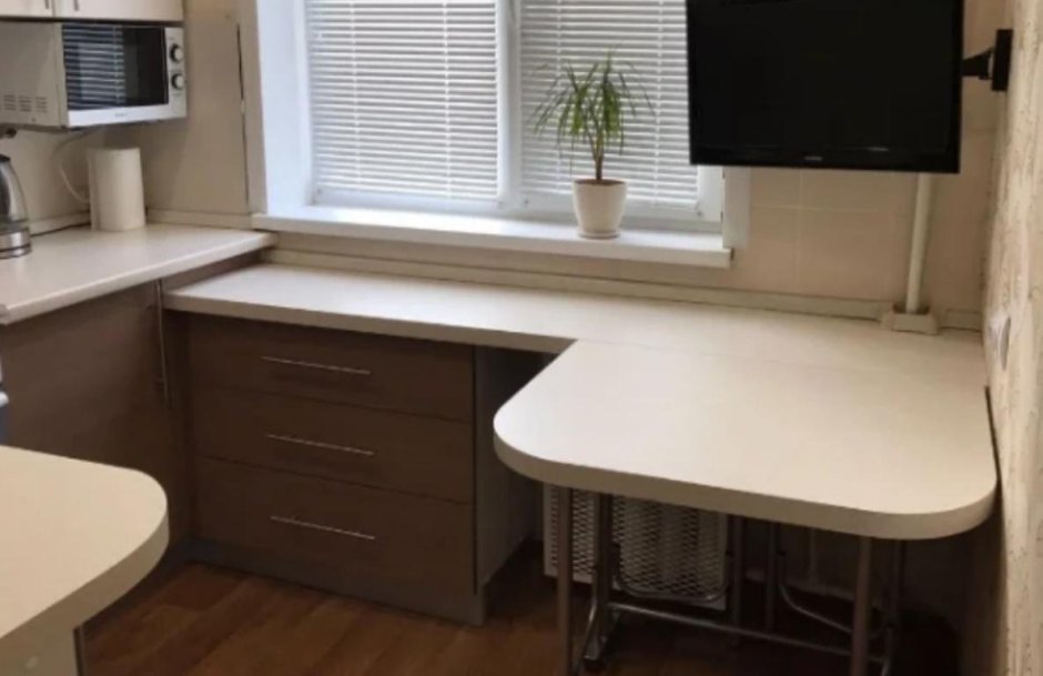 Подоконник переходящий в стол на кухне