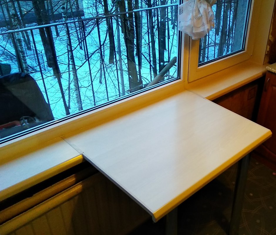 Стол-подоконник на кухне