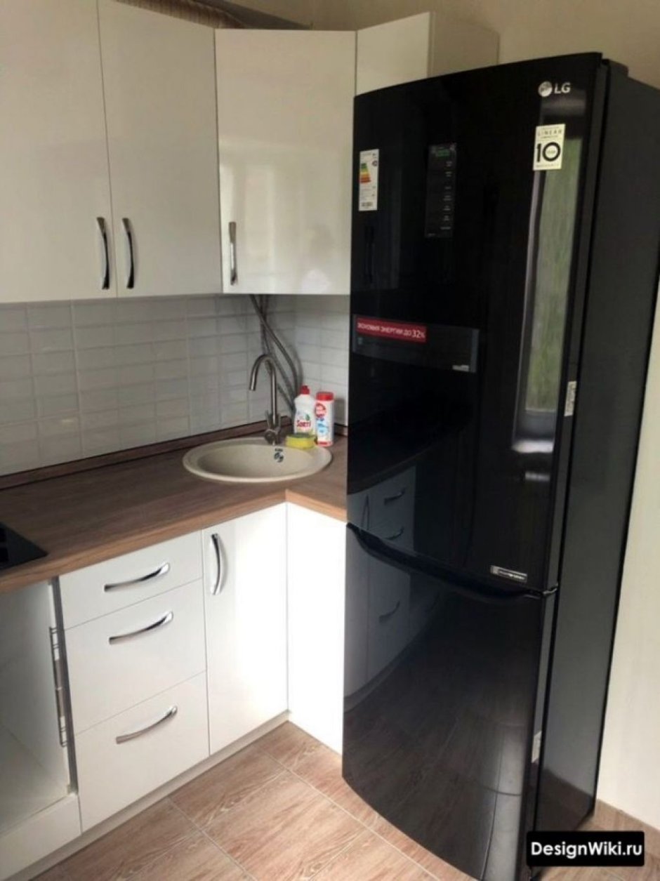 Угловая кухня 6м2 холодильник у окна