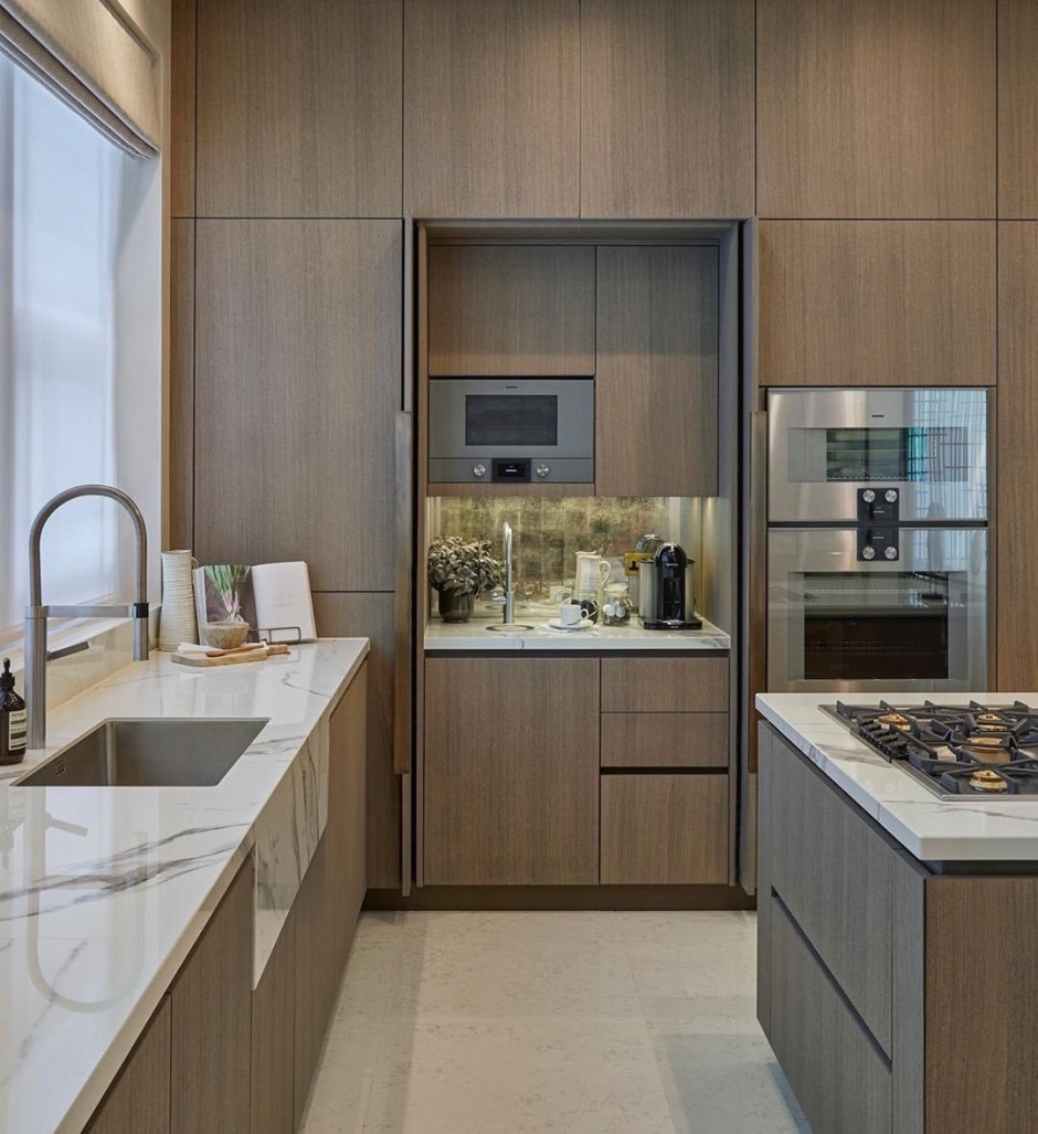 Современная кухня с окном