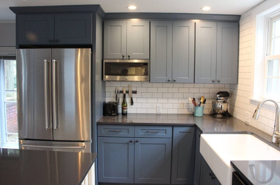 Интерьер маленькой кухни с холодильником у окна