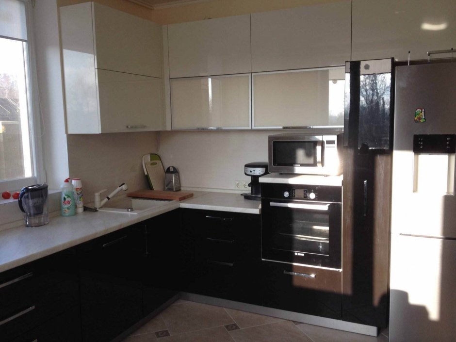 Кухня угловая с пеналом и мойкой у окна