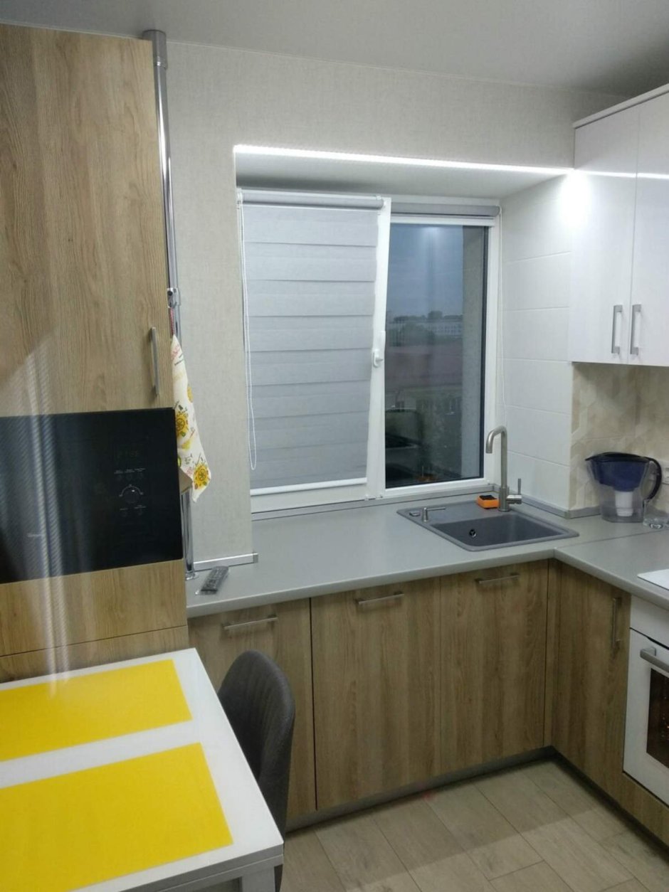 Раковина у окна на кухне в хрущевке