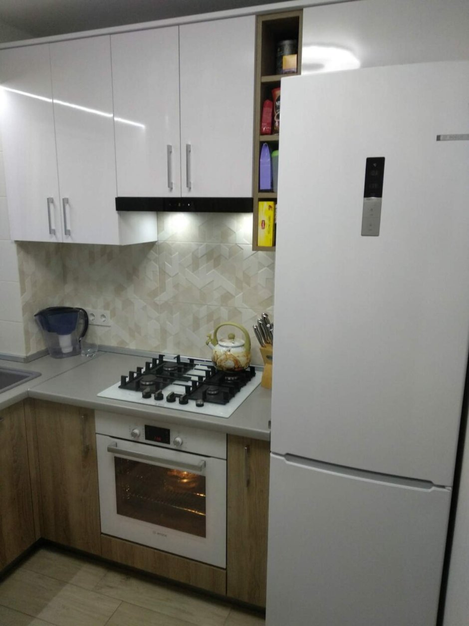 Кухня в хрущевке с холодильником