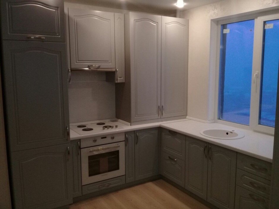 Кухня в хрущевке со встроенным холодильником