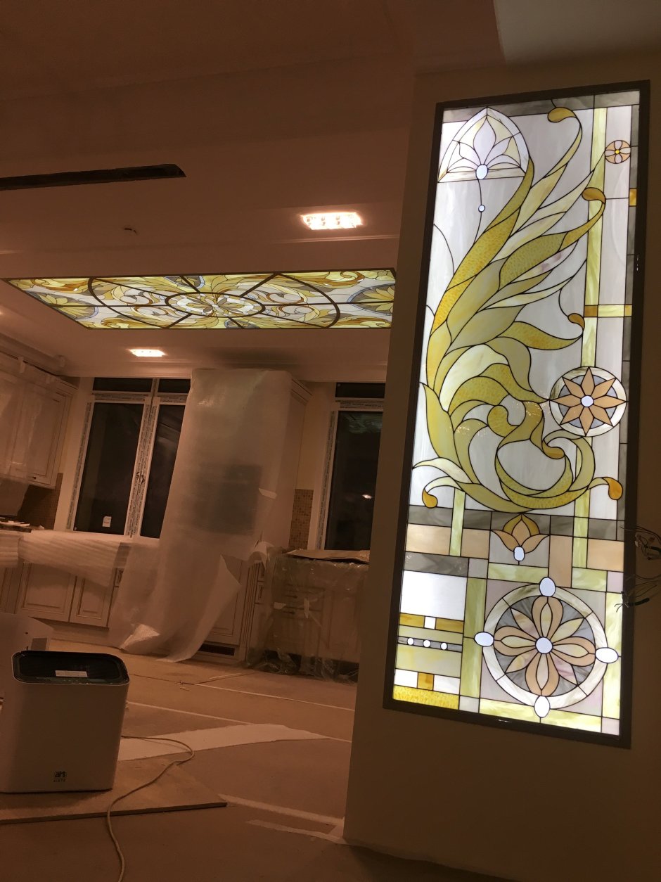 Витраж на стене