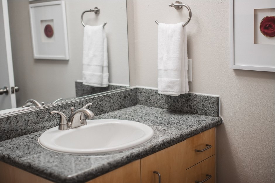 Раковина врезная на столешницу в ванную комнату