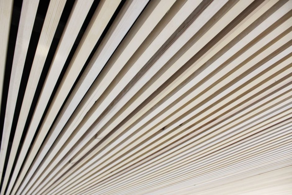 Потолок из белых реек деревянных