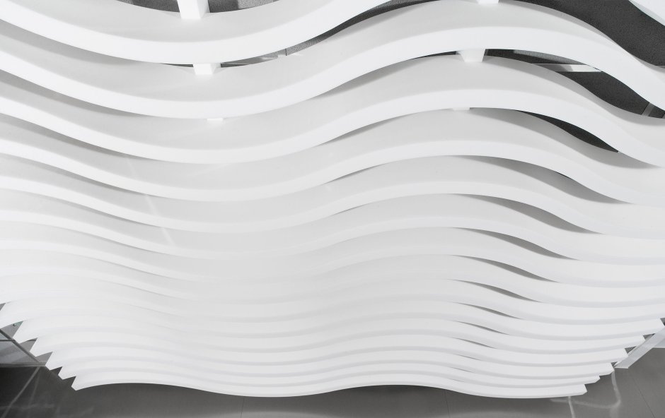 Волнообразный реечный потолок