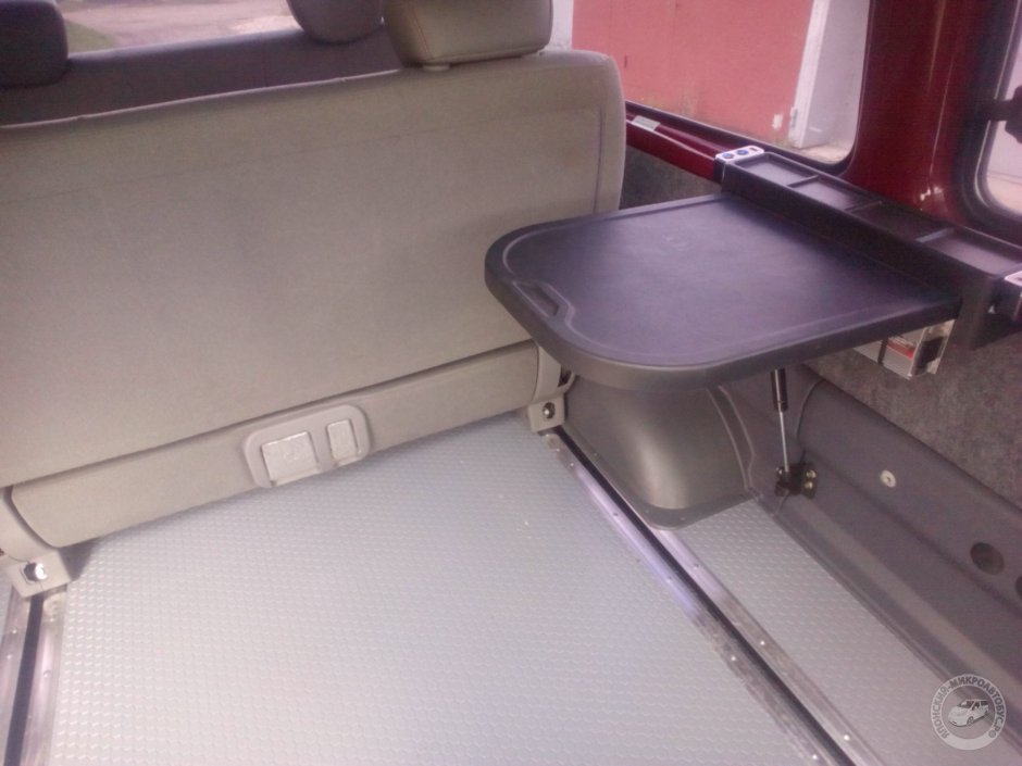 Мерседес Вито со столиком в салоне