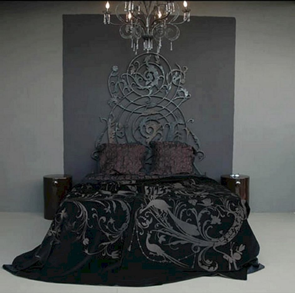 Готическая кровать с переди