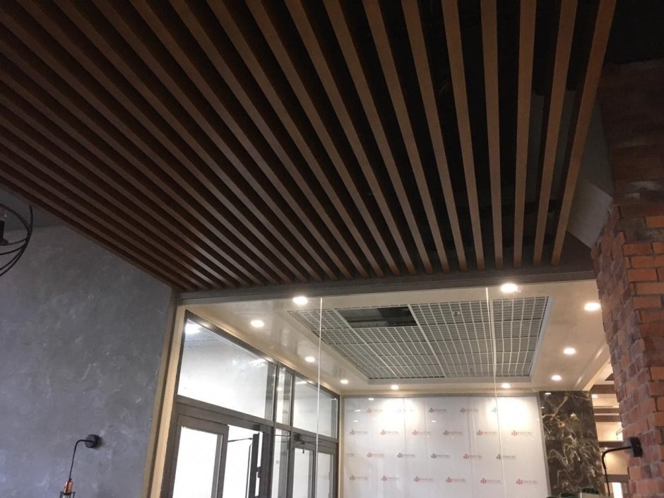 Реечный потолок в стиле лофт