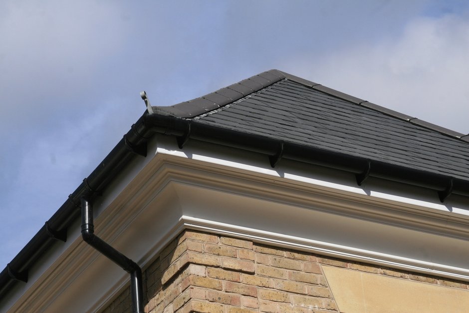 Фасадный карниз подкровельный