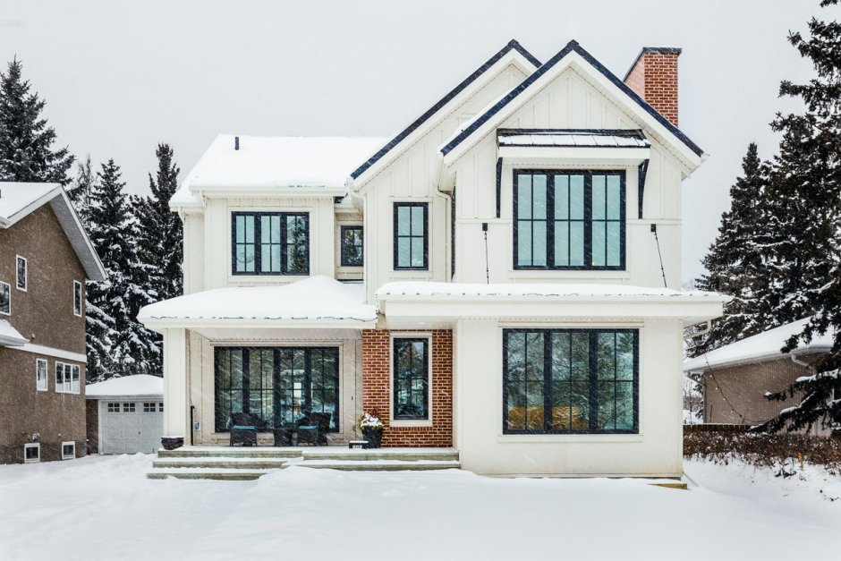 Фасады домов с большими окнами