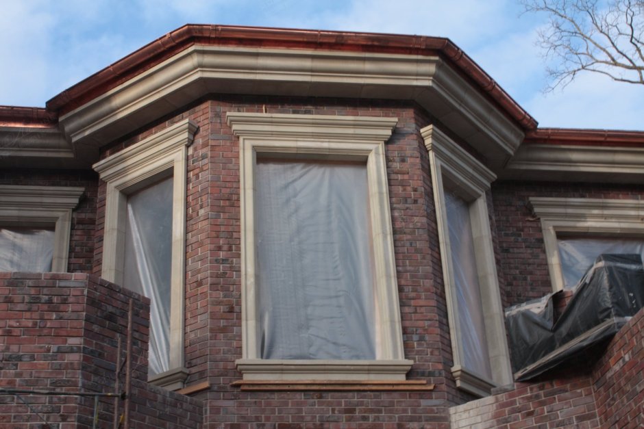 Карнизы на кирпичных домах
