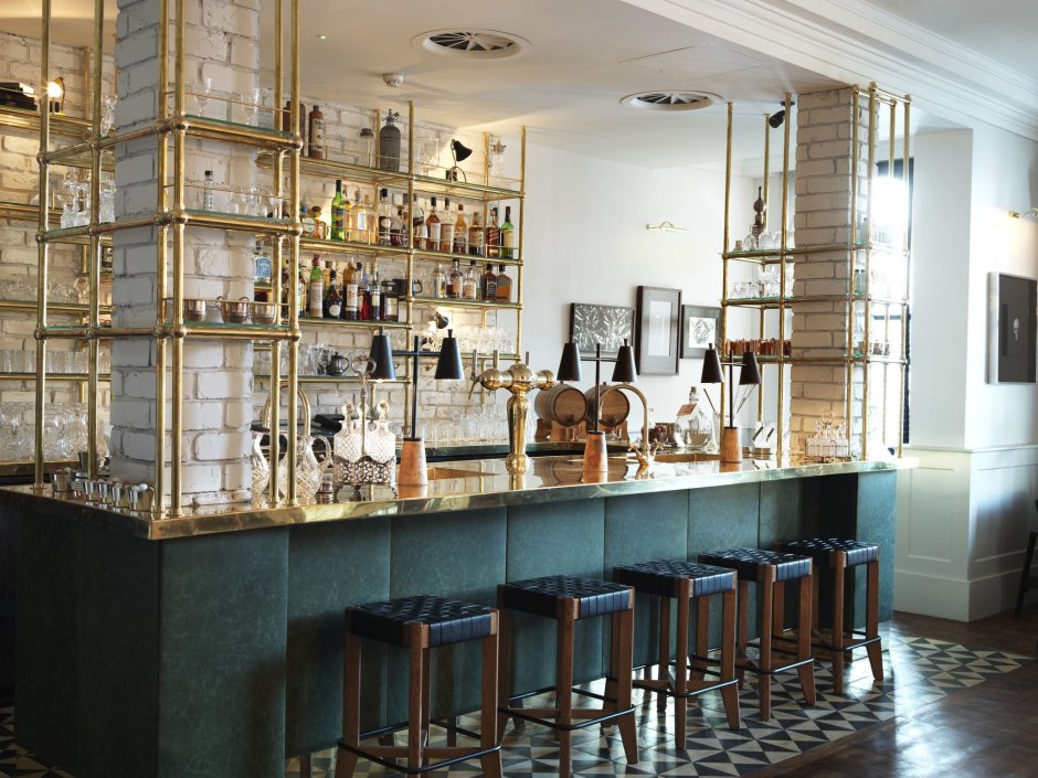 Обеденная зона с кирпичной стеной