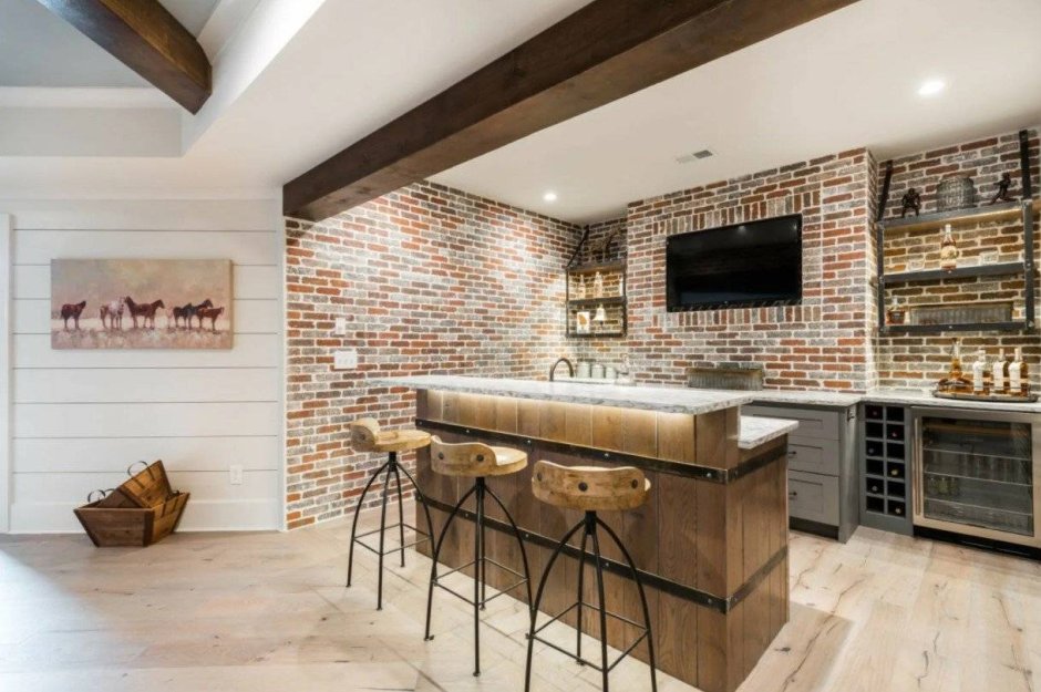 Барная стойка отделанная камнем