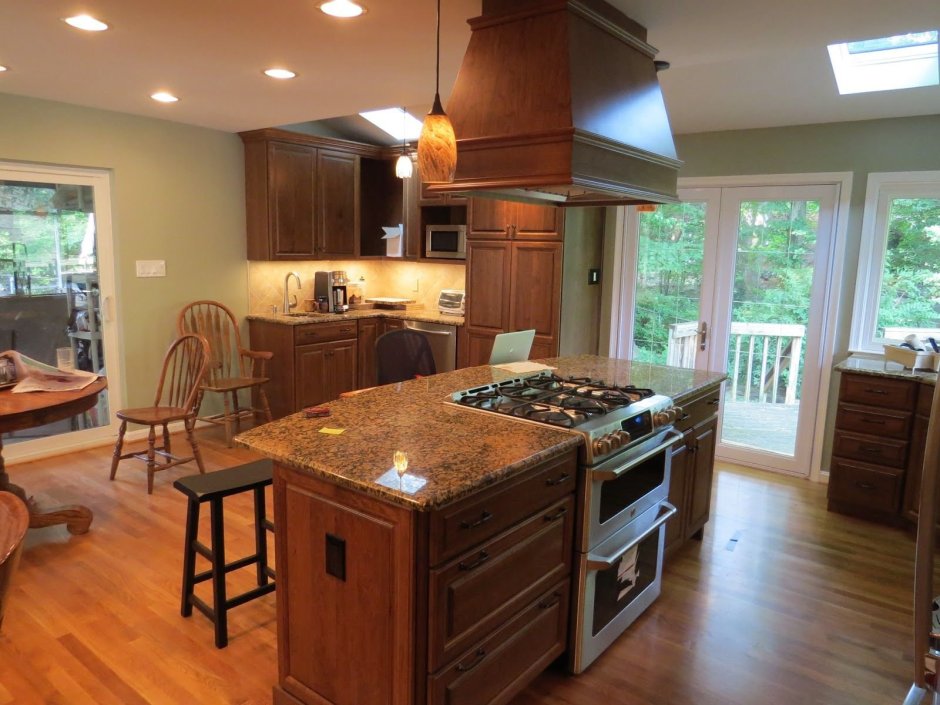 Кухонный островок с плитой