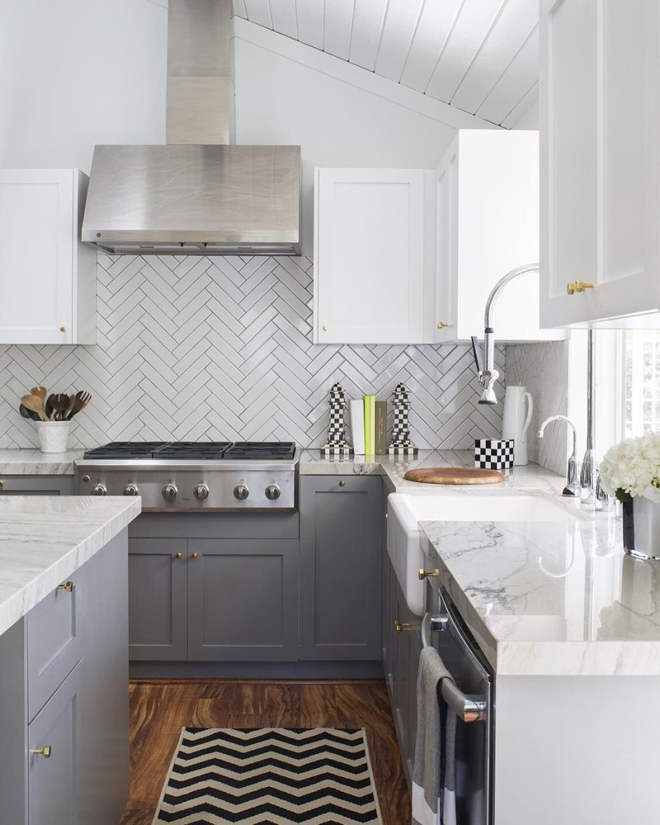 Серая кухня с белой плиткой