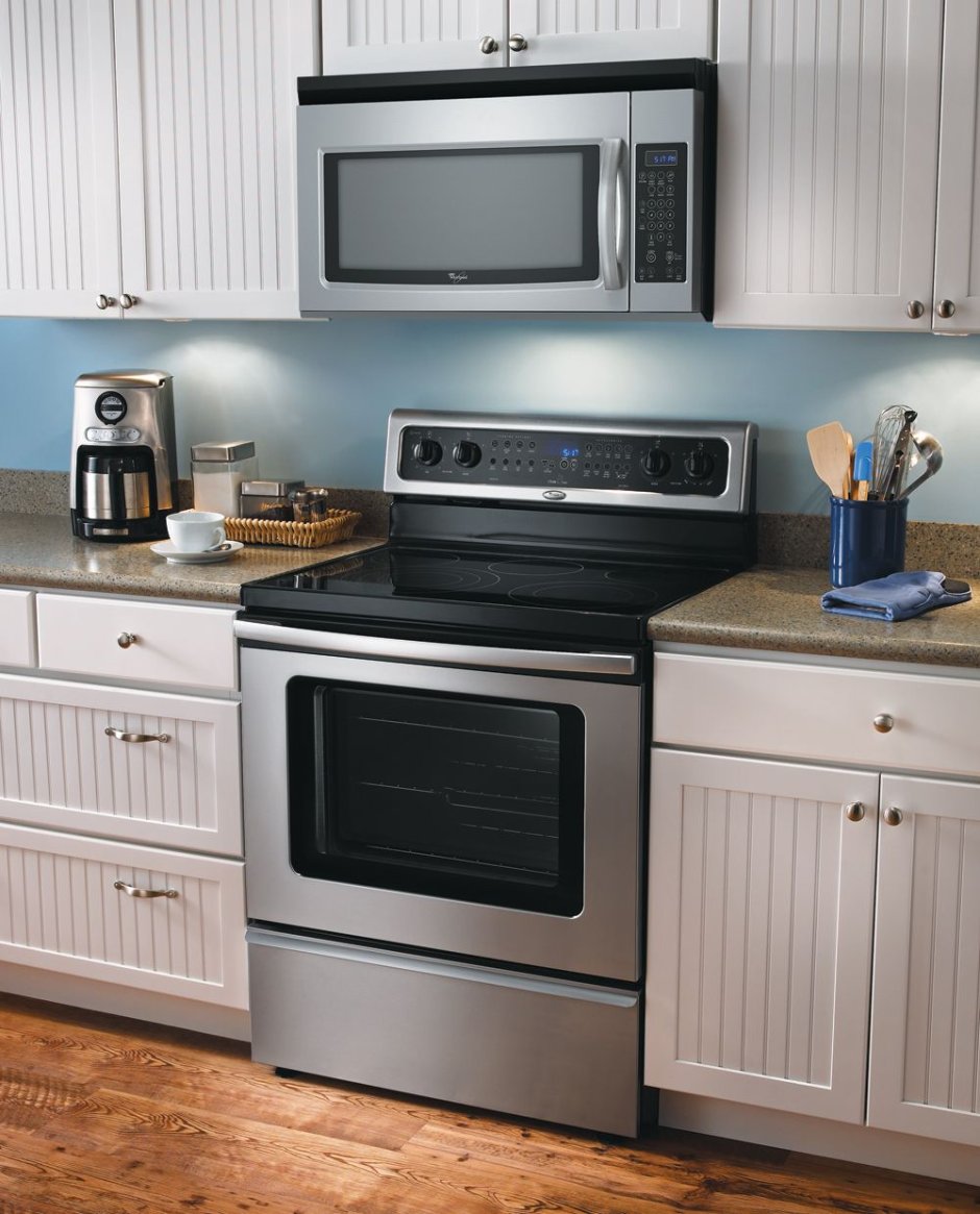 Отдельностоящая плита в кухонном гарнитуре