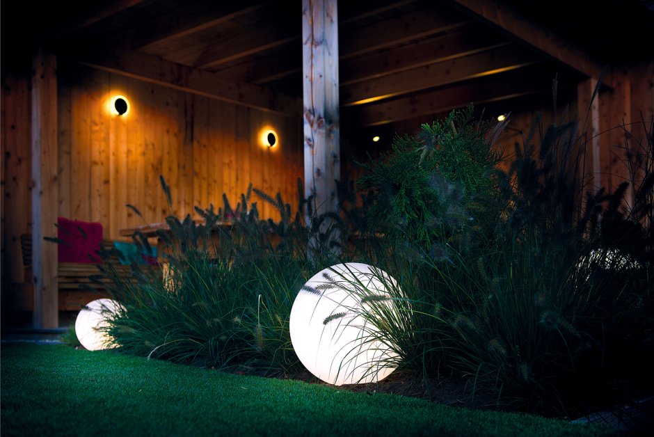 Шары светильники в ландшафте