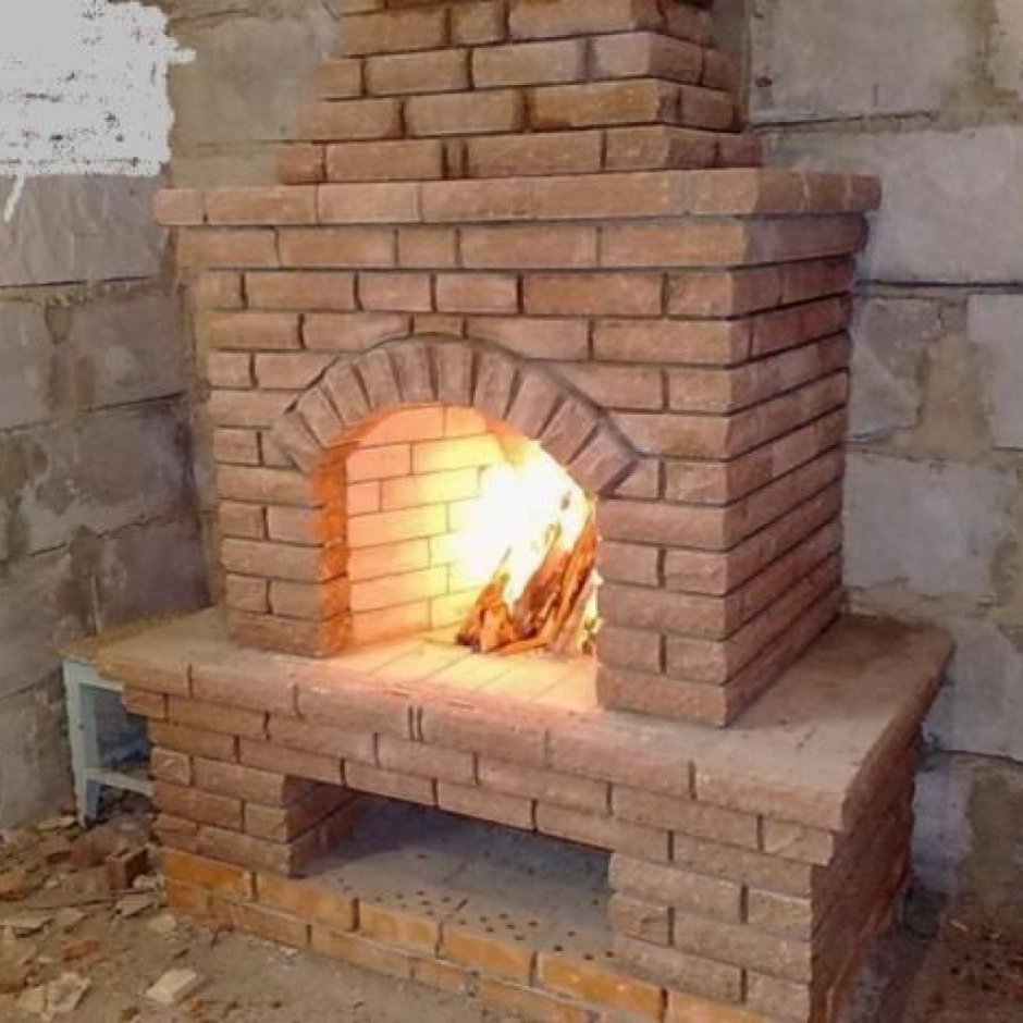 Небольшой кирпичный камин