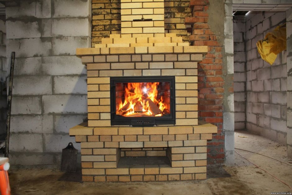 Камин из кирпича со стеклянной дверцей