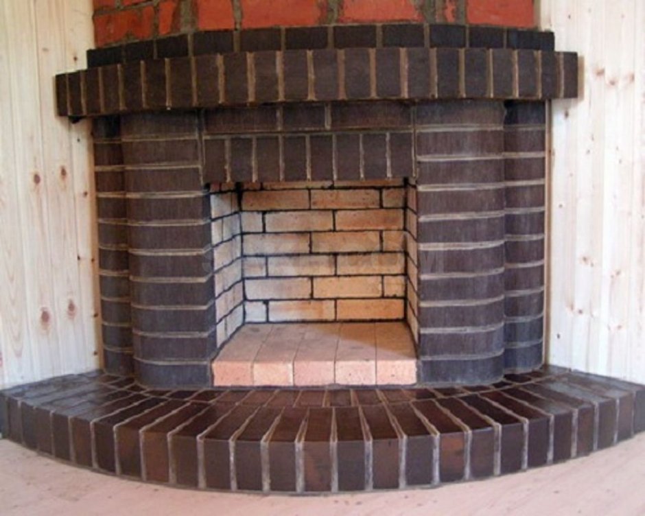 Кирпичный камин на даче