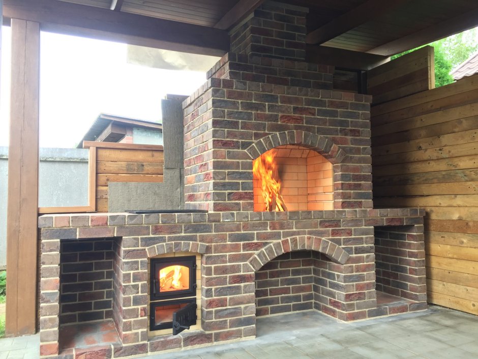 Небольшой камин из кирпича