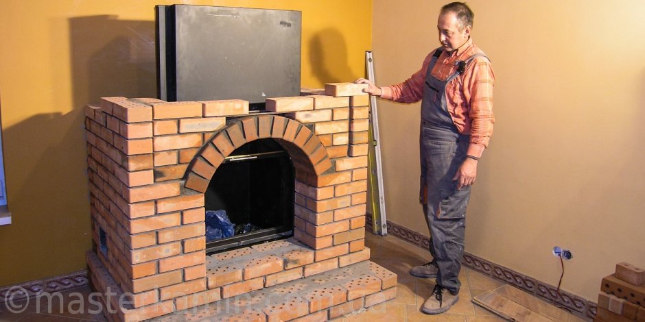 Камин из кирпича в деревянном доме