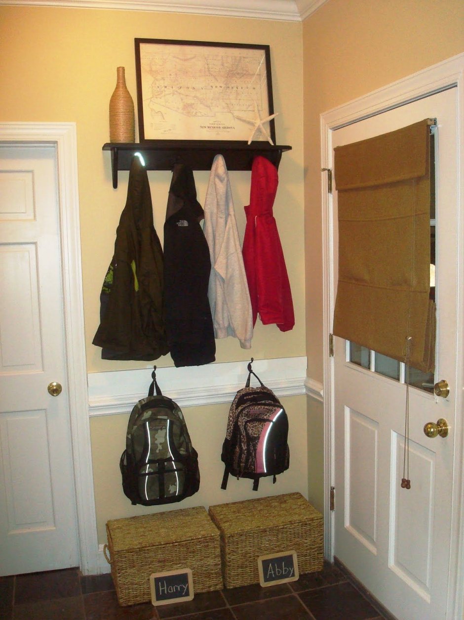 Место для сумок в прихожей