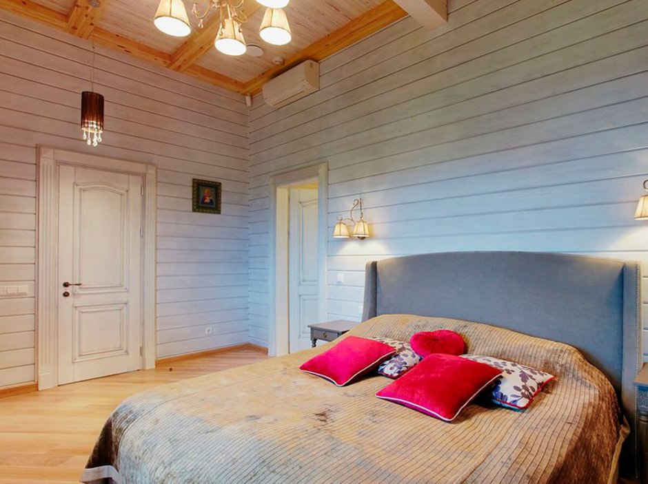 Интерьер мансарды с односкатной крышей